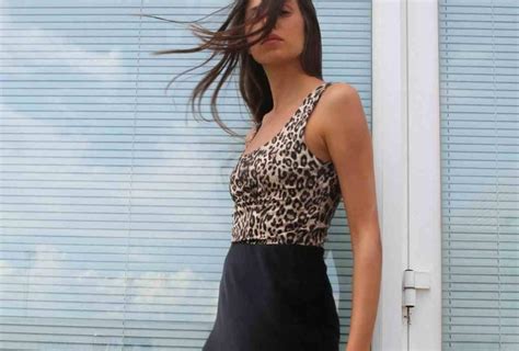 Los 5 tops de leopardo de Zara estilosos y fáciles de .